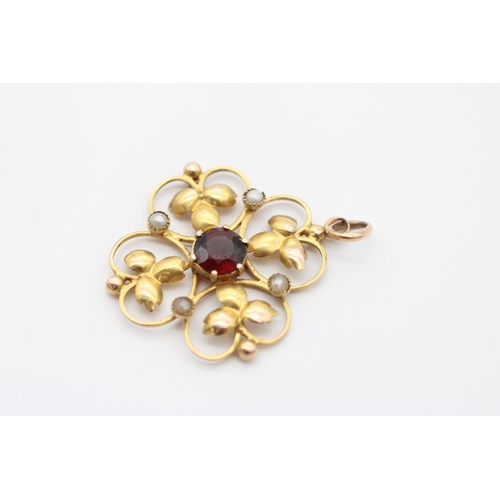 16 - 9ct gold seed pearl and garnet set quaterfoil pendant (1.5g)