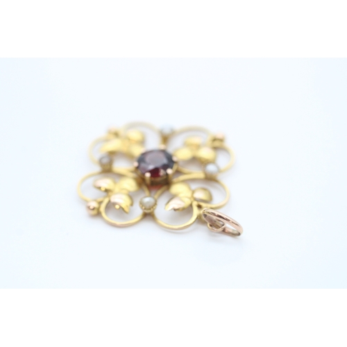 16 - 9ct gold seed pearl and garnet set quaterfoil pendant (1.5g)