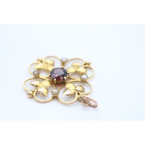 16 - 9ct gold seed pearl and garnet set quaterfoil pendant (1.5g)