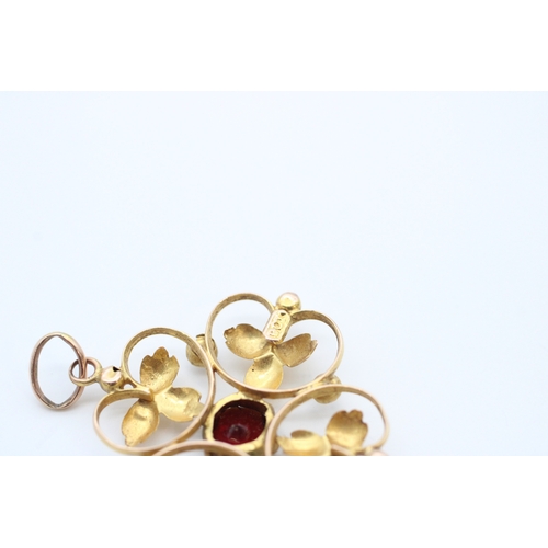 16 - 9ct gold seed pearl and garnet set quaterfoil pendant (1.5g)