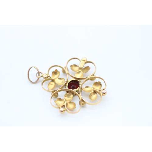 16 - 9ct gold seed pearl and garnet set quaterfoil pendant (1.5g)