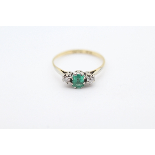 21 - Vintage 18ct gold diamond and emerald set trilogy ring (1.4g) Size K