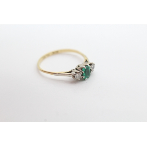 21 - Vintage 18ct gold diamond and emerald set trilogy ring (1.4g) Size K