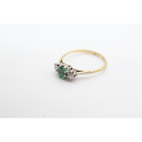 21 - Vintage 18ct gold diamond and emerald set trilogy ring (1.4g) Size K