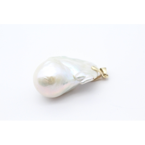 22 - 9ct gold baroque pearl drop pendant (9.2g)