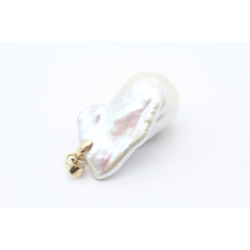 22 - 9ct gold baroque pearl drop pendant (9.2g)