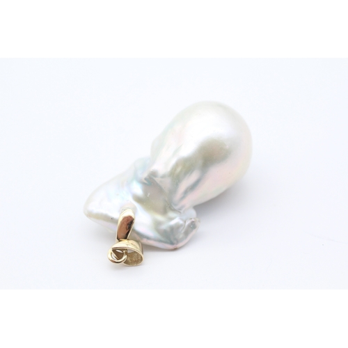 22 - 9ct gold baroque pearl drop pendant (9.2g)