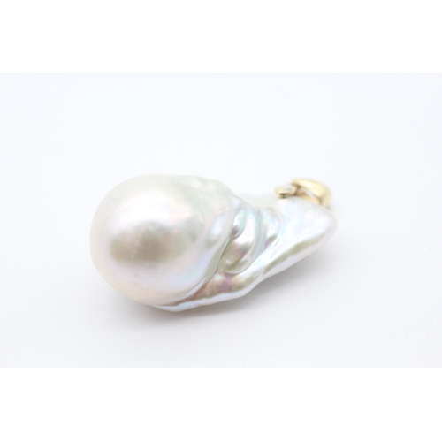 22 - 9ct gold baroque pearl drop pendant (9.2g)