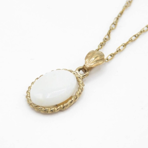 14 - 9ct gold opal pendant and chain (1.1g)