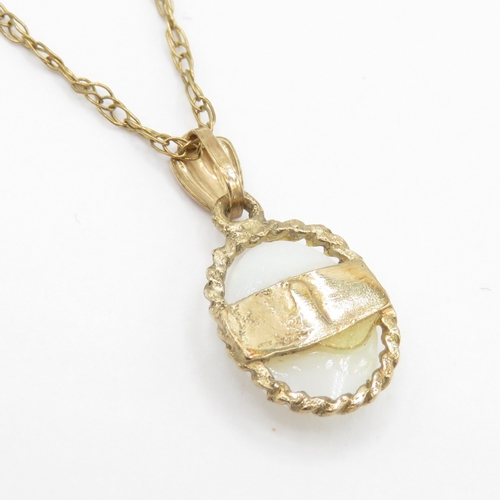 14 - 9ct gold opal pendant and chain (1.1g)