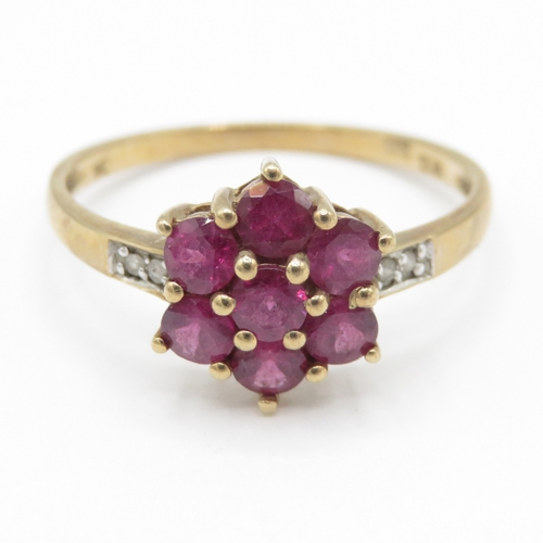 9ct gold garnet flower cluster with diamond shoulders ring (1.7g) Size P