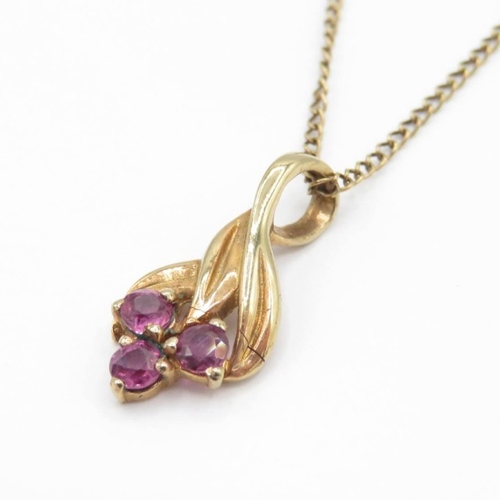 18 - 9ct gold ruby pendant and chain (1.5g)