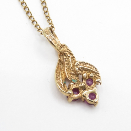 18 - 9ct gold ruby pendant and chain (1.5g)