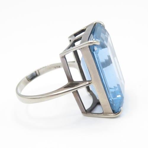 19 - 9ct gold blue topaz ring (9.9g) Size P