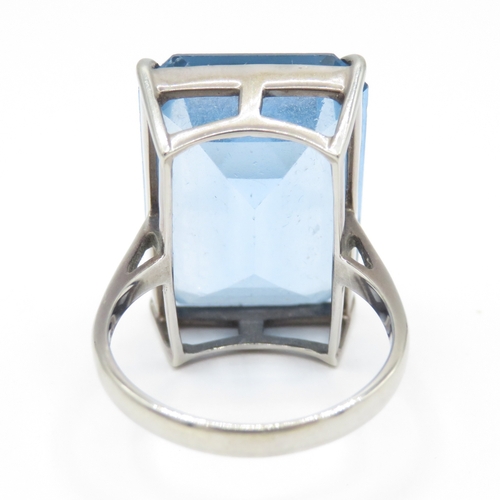 19 - 9ct gold blue topaz ring (9.9g) Size P