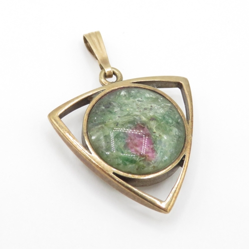 28 - 9ct gold quartz triangular stone set pendant (3.7g)