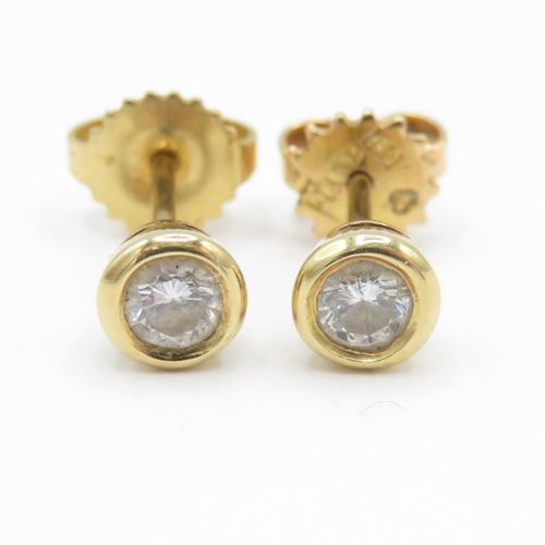 32 - 18ct gold diamond solitaire stone set stud earrings (1.5g)