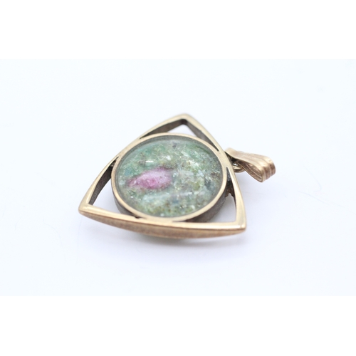 28 - 9ct gold quartz triangular stone set pendant (3.7g)