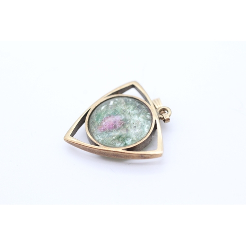 28 - 9ct gold quartz triangular stone set pendant (3.7g)