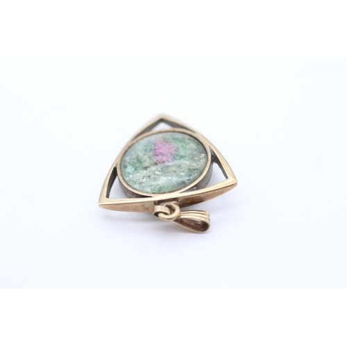 28 - 9ct gold quartz triangular stone set pendant (3.7g)