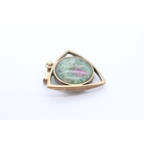 28 - 9ct gold quartz triangular stone set pendant (3.7g)