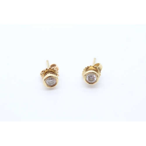 32 - 18ct gold diamond solitaire stone set stud earrings (1.5g)