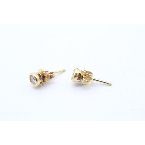32 - 18ct gold diamond solitaire stone set stud earrings (1.5g)