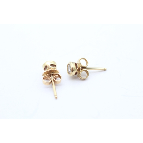 32 - 18ct gold diamond solitaire stone set stud earrings (1.5g)