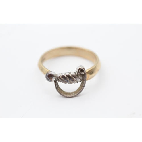 33 - 9ct gold and base metal sword band ring (3.4g) Size P