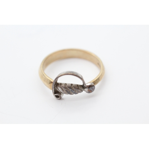 33 - 9ct gold and base metal sword band ring (3.4g) Size P