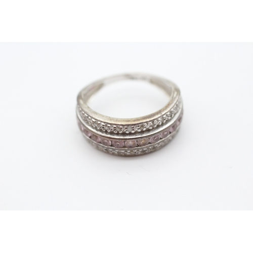 51 - 9ct white gold diamond and pink sapphire set band ring (3.9g) Size K 1/2