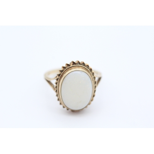 57 - 9ct gold opal set cocktail ring (3g) Size M