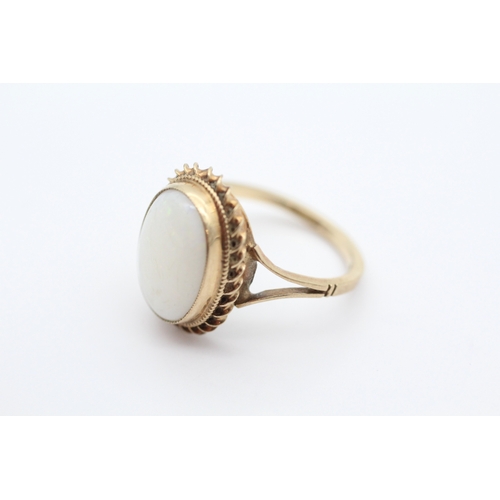 57 - 9ct gold opal set cocktail ring (3g) Size M