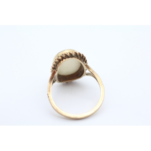 57 - 9ct gold opal set cocktail ring (3g) Size M