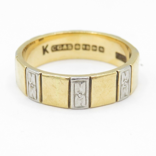 18ct two-tone gold patterned band ring (4.8g) Size L