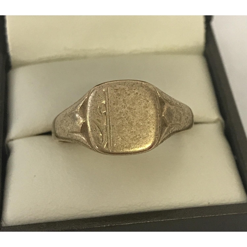 32 - A men's 9ct gold signet ring with engraved decoration and empty cartouche to top. Ring size Z + 1. T... 