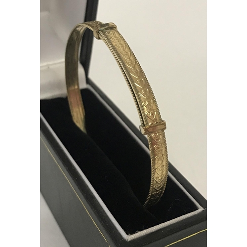 1002 - A vintage 9ct gold expanding bangle with heart decoration. Marked 9ct gold to inside.  Total weight ... 