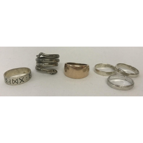 1009 - 6 silver and white metal band style rings. To include a serpent design ring.  Total weight 23.7g.