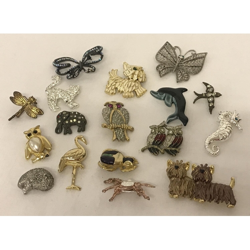 1026 - A collection of vintage and modern animal and insect design brooches. To include butterflies owls, d... 