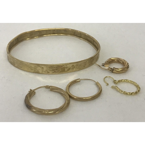 1040 - A small quantity of scrap gold jewellery. Hallmarked or tests as 9ct gold. Selling on behalf of Hill... 