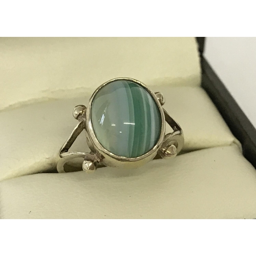 1166 - A vintage gold on silver dress ring set with a green banded agate cabochon stone. Ring size N½.  Tot... 