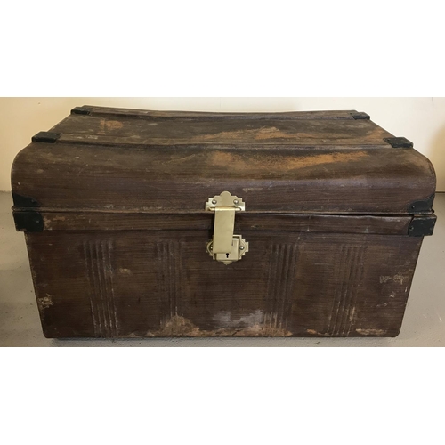 1225 - A vintage tin trunk with brass catch.  Approx. 70 x 45cm.