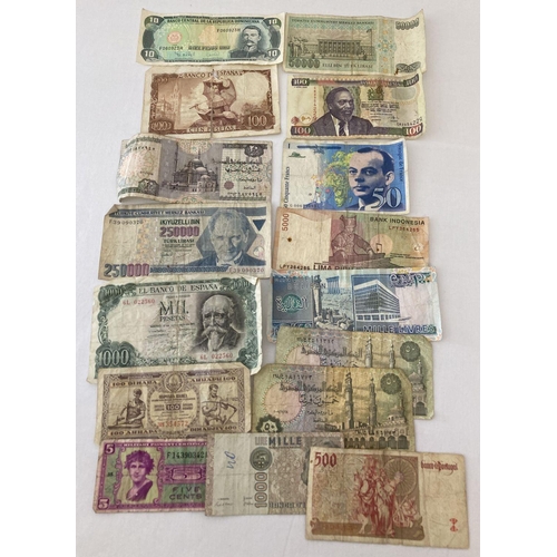 31 - A small collection of foreign bank notes to include notes from Egypt, Kenya, Turkey and Spain. Toget... 