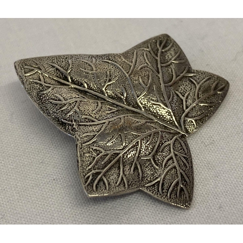 1064 - A vintage silver brooch in the shape of an ivy leaf. Marked silver to reverse.