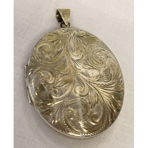 1084 - A large vintage silver locket with floral engraved decoration to front.  Hallmarked Birmingham 1977.... 