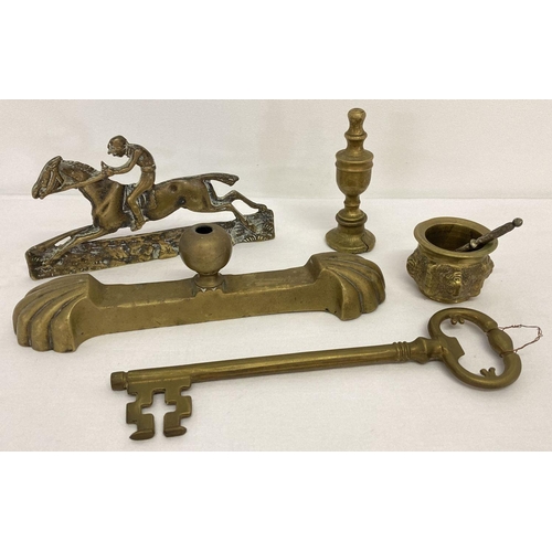 1189 - 5 vintage brass items to include decorative key and racehorse mantle ornament.