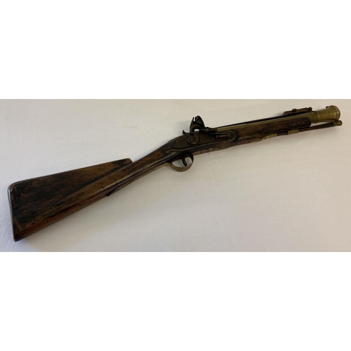 123 - An Antique brass fixing blunderbuss with spring bayonet fixing and ram rod. Original metalware with ... 