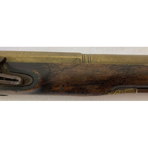 123 - An Antique brass fixing blunderbuss with spring bayonet fixing and ram rod. Original metalware with ... 