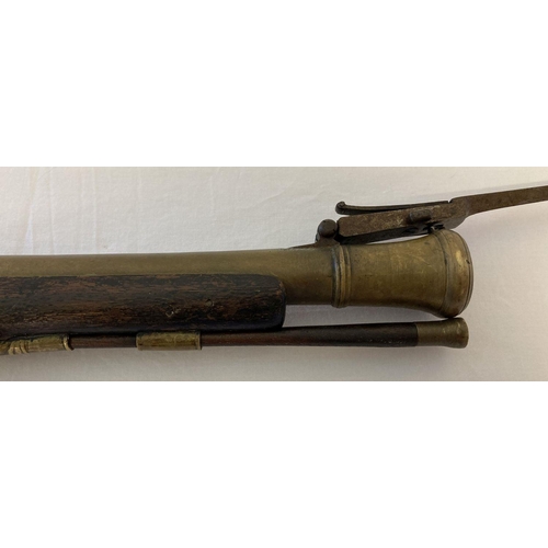 123 - An Antique brass fixing blunderbuss with spring bayonet fixing and ram rod. Original metalware with ... 