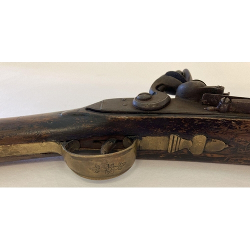 123 - An Antique brass fixing blunderbuss with spring bayonet fixing and ram rod. Original metalware with ... 